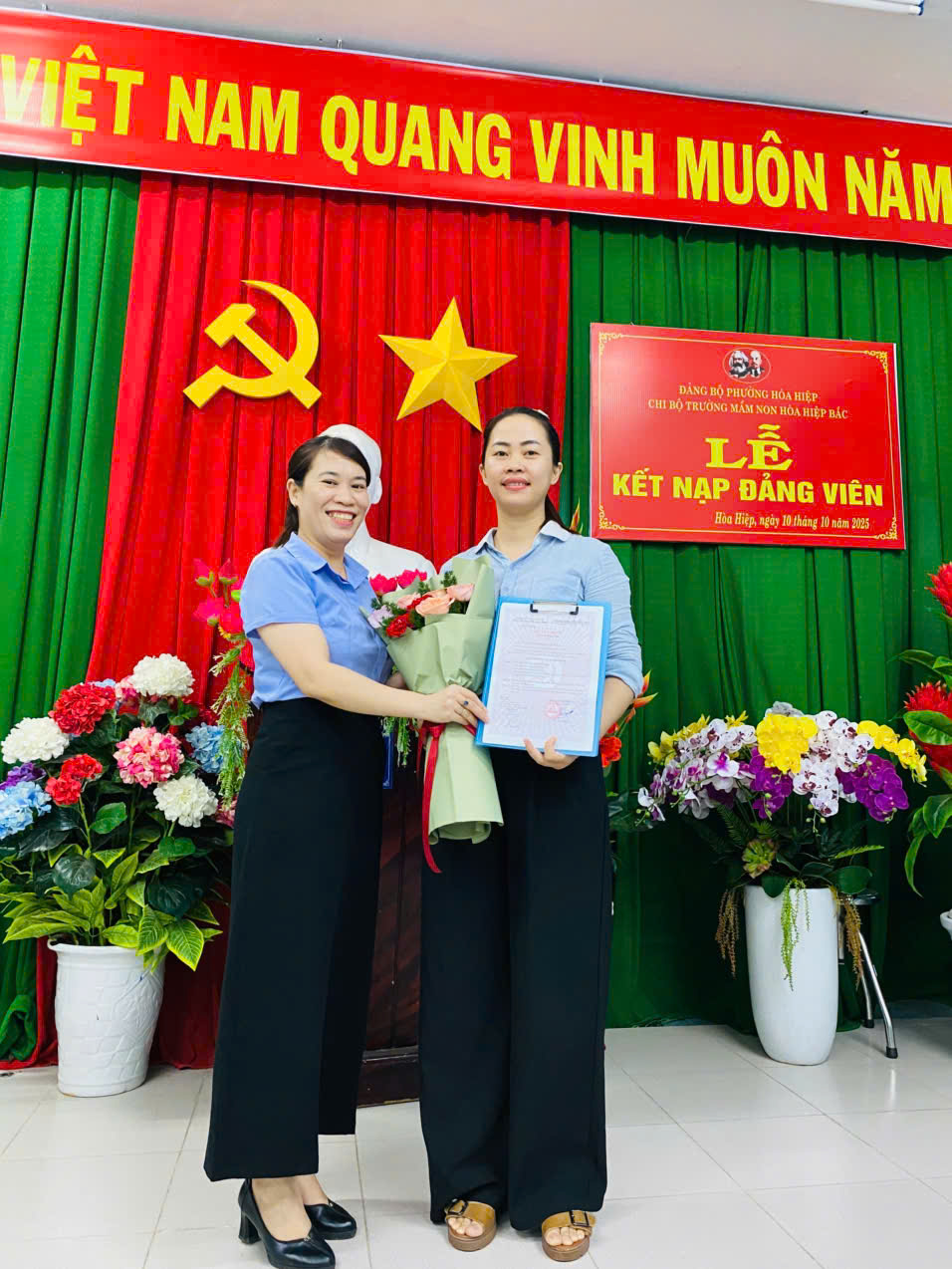 LỄ KẾT NẠP ĐẢNG VIÊN MỚI TẠI CHI BỘ TRƯỜNG MẦM NON HÒA HIỆP BẮC