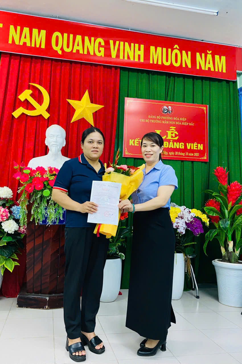 LỄ KẾT NẠP ĐẢNG VIÊN MỚI